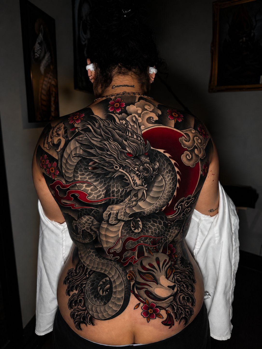 Color dragon backpiece tattoo with floral details by Jonathan Cataño